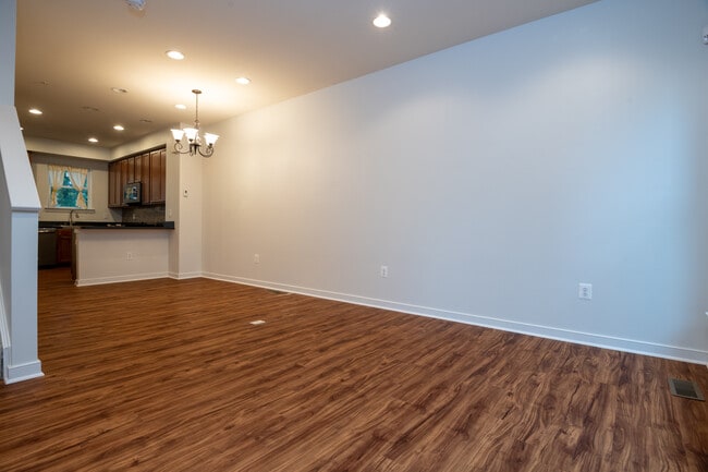 Photo - 930 4th St SE