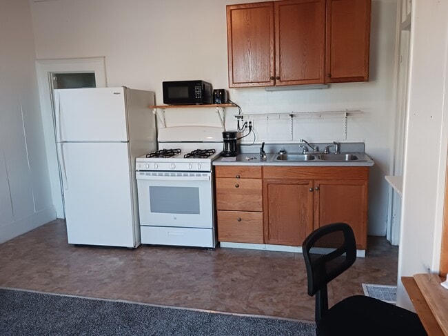 Building Photo - 721 W Main St Unit #3