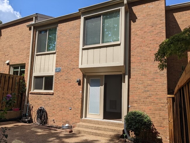 grandes ventanas de la parte posterior a una gran cantidad de luz natural - 6942 Highland Park Dr Unidad 1