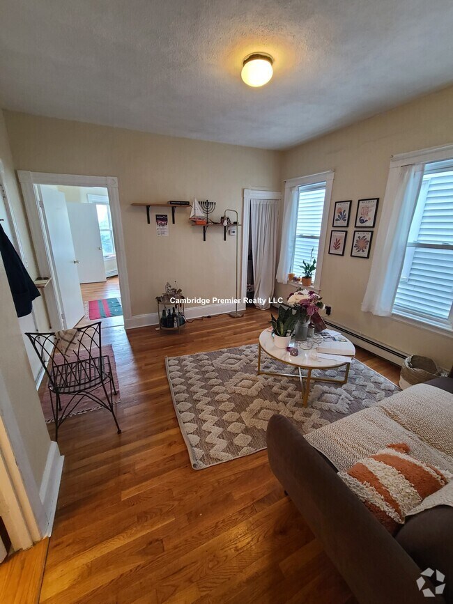 Building Photo - 118 Elm St Unit 2 Rental