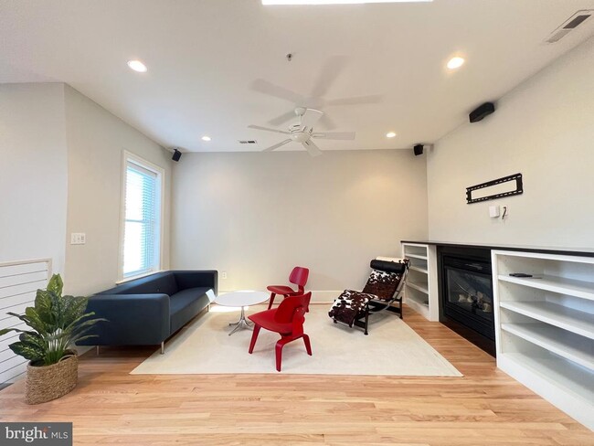 Building Photo - 1616 15th St NW Unit 300