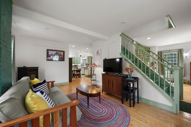 Photo - 3238 Main St