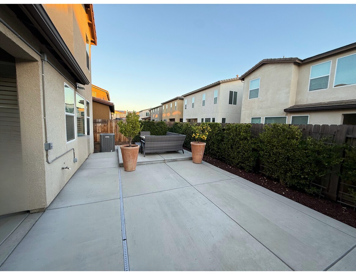 Photo - Turnkey Modern Riverstone Home – 3 Bed + L...