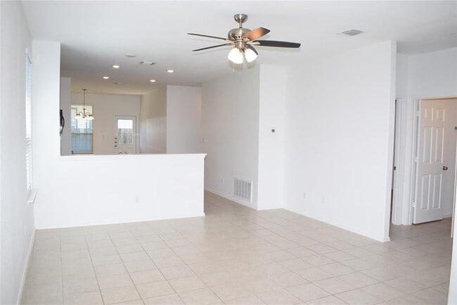 Photo - 409 English Oak St