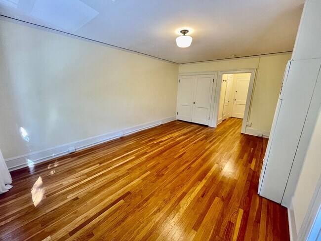 Photo - 1/2 Month Free! Cheerful, Spacious Studio ... Unit 202