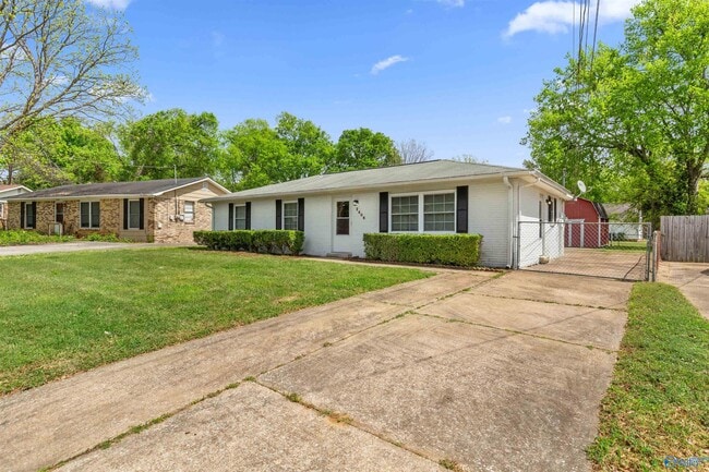 Building Photo - 2406 Yorkshire Dr SW