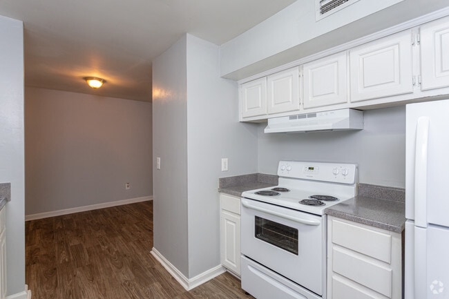 1BR, 1BA - 1,000 SF