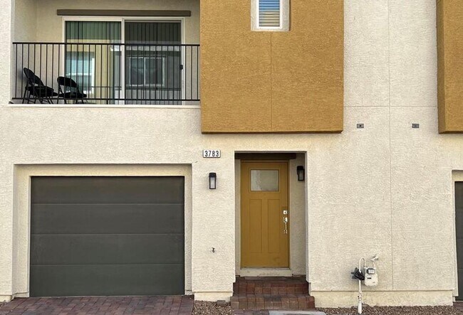 Building Photo - Modern three-story townhome in exclusive Panorama gated community.