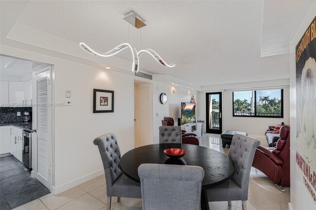 Photo - 301 Golden Isles Dr Unidad 403