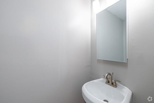 Townhouse - 2BR, 1.5BA - Bathroom