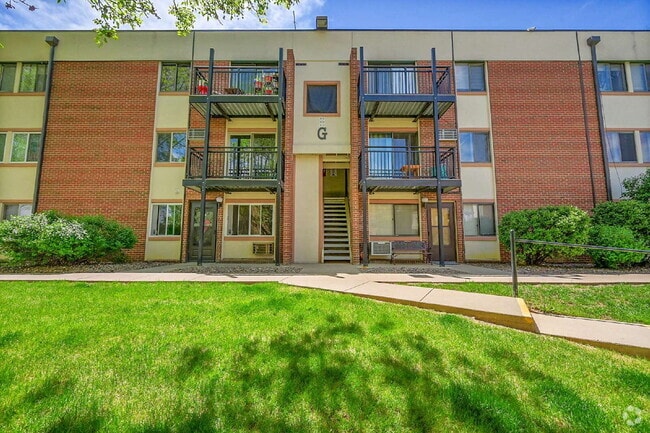 Building Photo - $1,295.00, One Bedroom, one bath, located ... Unit G16 Rental
