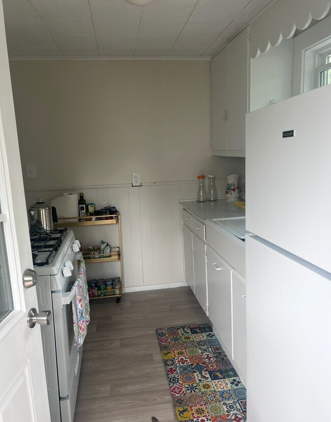 Entrada lateral a la cocina - 17 Cottage St