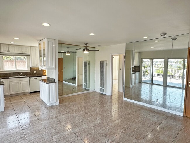 De la sala de estar a la cocina - 7410 Earldom Ave