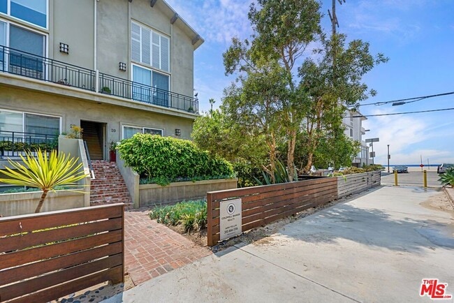 Photo - 20 1/2 Northstar St Condo