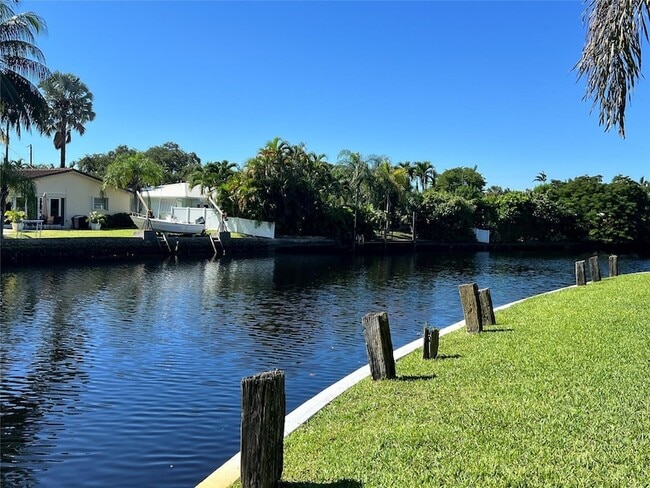 Building Photo - 3004 NE 5th Terrace Unit 201C