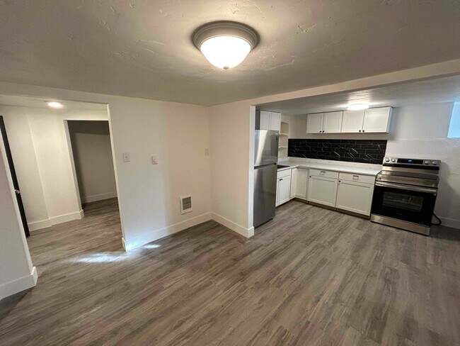 Photo - 1155 N Garfield Ave Unidad B Basement