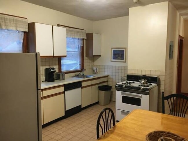 Building Photo - 38 Linden St Unit R16