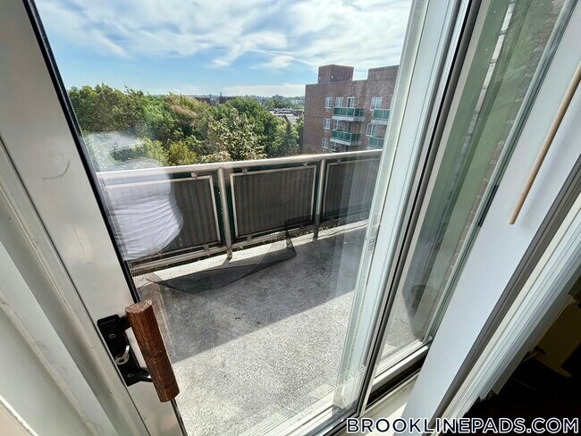 185 Freeman St Unit 933