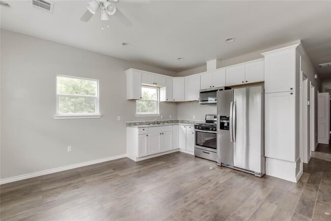 Photo - 412 Booth St