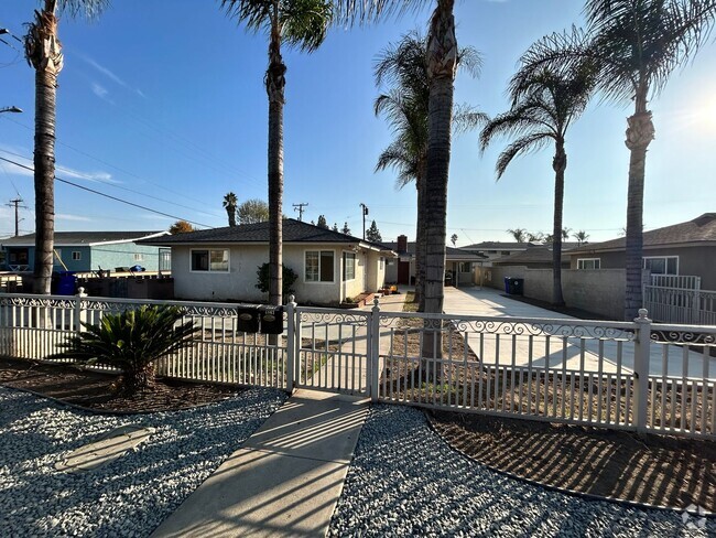 Building Photo - Fully Remodeled Front Duplex in a Prime Lo... Rental