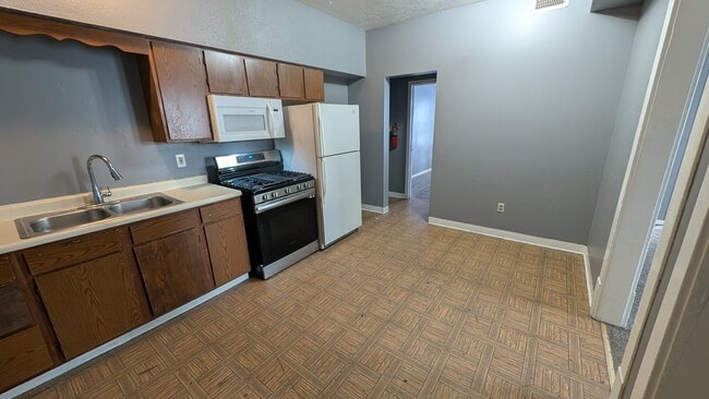 Building Photo - Oak Erie Building Unit 17 Oak 2