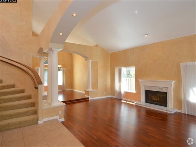 Building Photo - 655 Sun Tree Ct Rental
