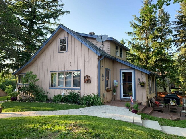Building Photo - Quaint 2 bedroom, plus den, 1 bath on Okauchee Lake
Appliances included: Microwave, Stove, Refrig...