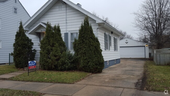Building Photo - 2 bedroom 1 bath house
