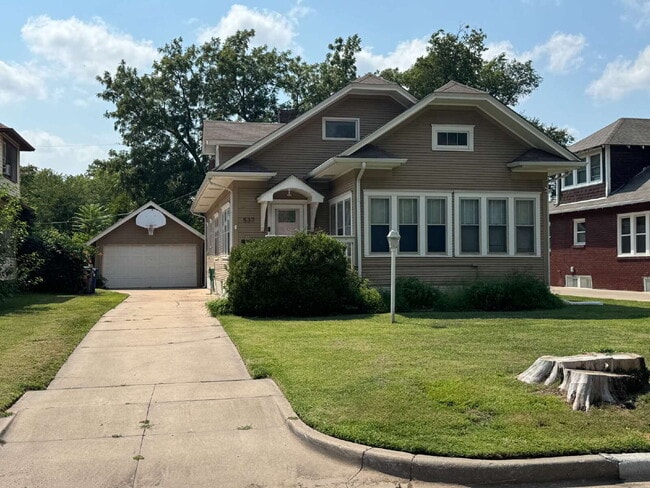 Building Photo - Charming 3-bedroom, 2-bathroom Bungalow st... Rental