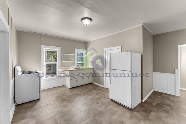 Building Photo - 934 Hovey St SW Unit 2