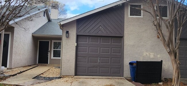 Building Photo - 2-Bed/1-Bath Townhome -Silver Creek Villas- Gated Community