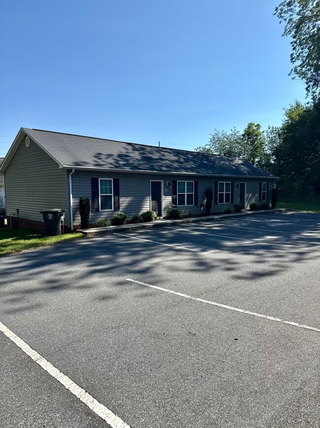 2-bedroom duplex - 134 E 12th St Unit 134 East 12 st Newton NC