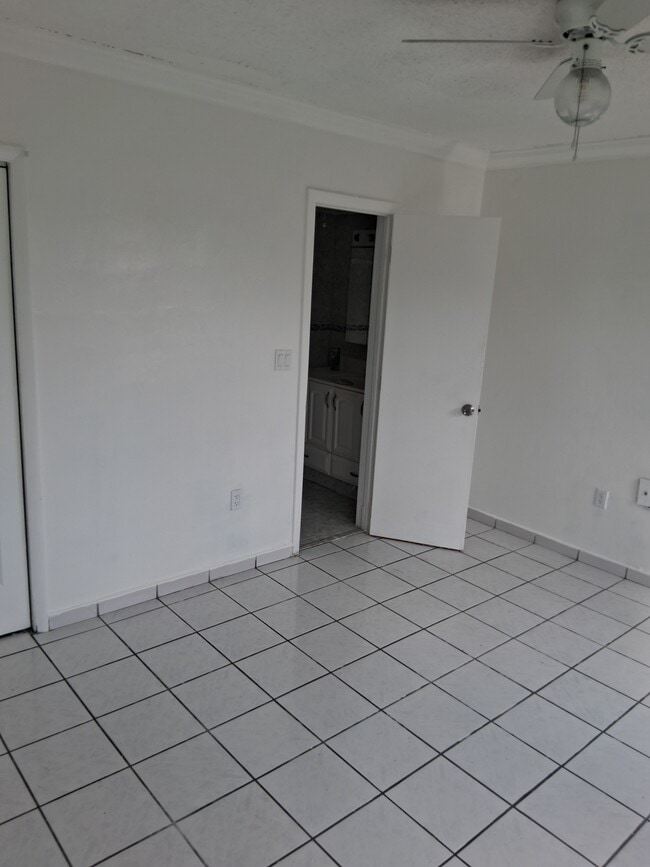 Photo - 1605 NE Miami Gardens Dr Unit 105
