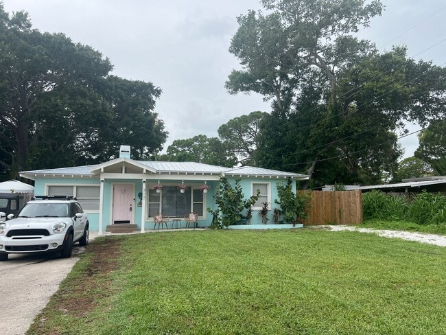 Building Photo - DUNEDIN FL LIVING 3/1 HOME