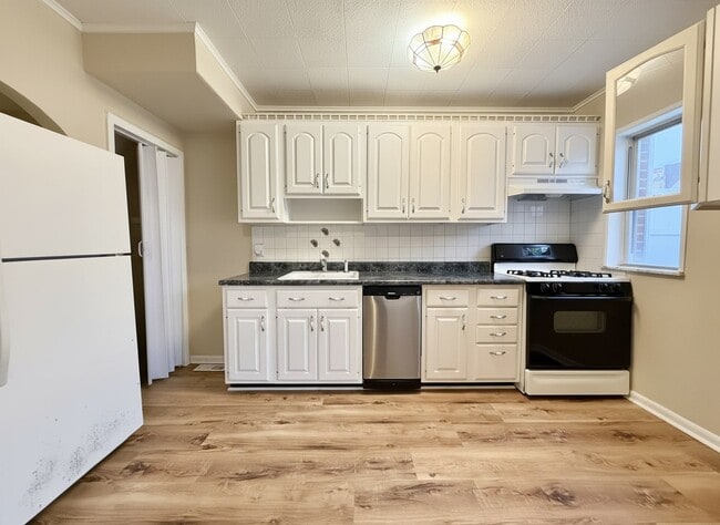 Photo - 722 Mollbore Terrace