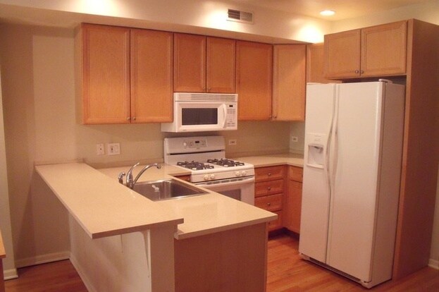Kitchen - 2136 West Jackson Boulevard Unidad #1