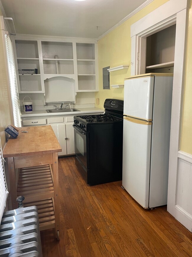Kitchen- space for a small table & 2 chairs in opposite corner - 7 Bowdoin Ave Unit 7B