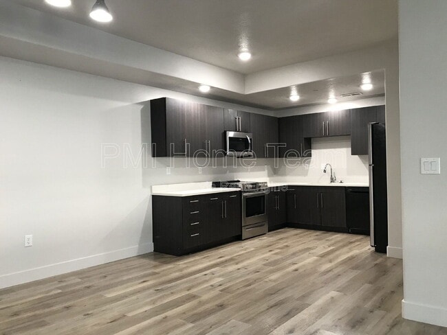 Building Photo - 2874 Kiesel Ave Unit 105