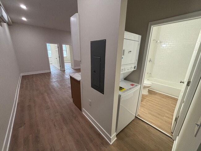 Building Photo - Luxury 2 Bedroom Apartment Unit 4