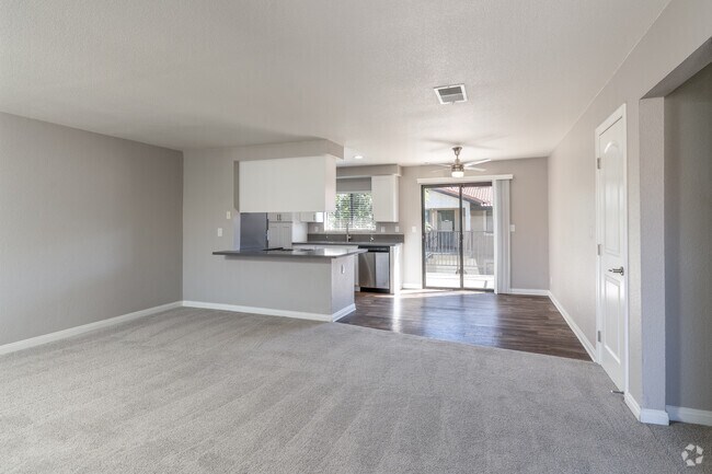 2 habitaciones, 2 baños - 1015 pies cuadrados - Sala de estar - Watercrest at the Polo Fields