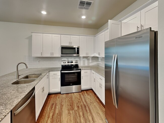 Photo - 614 W Hackamore Ave