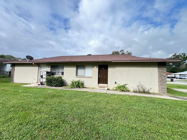 Building Photo - Beautifully Renovated 2 Bedroom, 1 Bathroo...