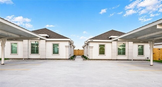 Building Photo - 1505 Shavano Dr Unit 2