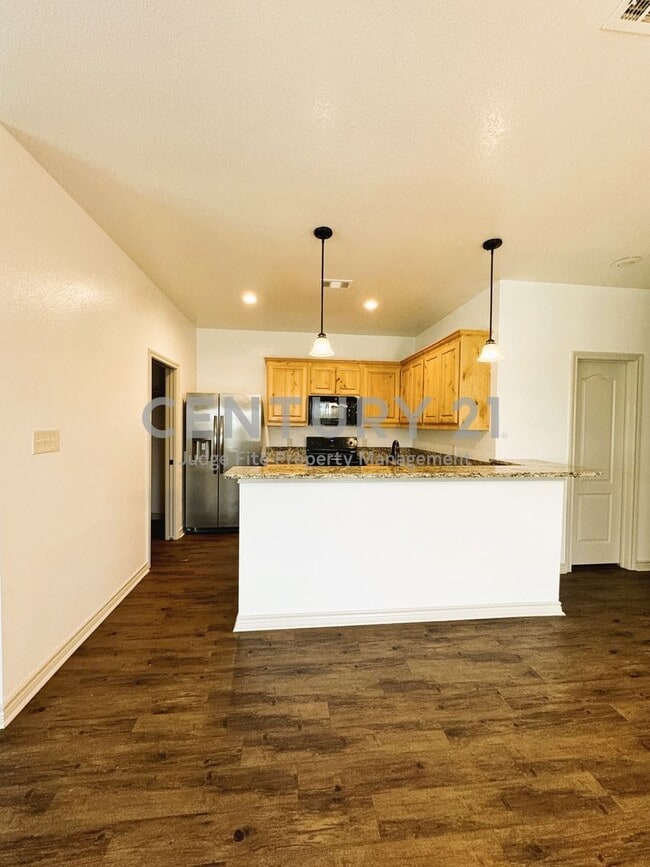 Photo - Beautiful 2/2/1 in Kemp For Rent!