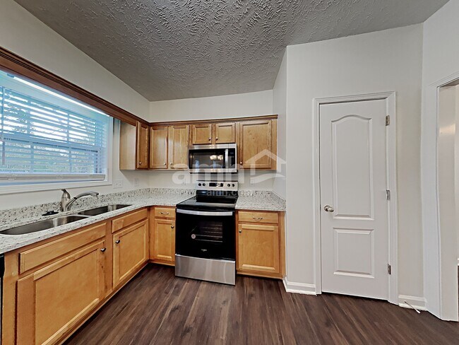 Photo - 2037 Aberdeen Cir