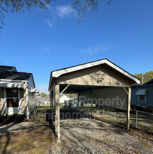 Photo - 221 Hutchinson St