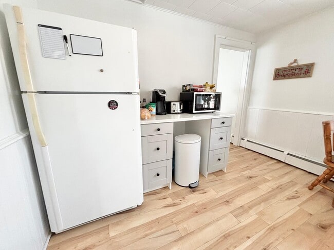 Building Photo - 2 Bedroom / 1 Bathroom Apartment for Rent ! Unit Apt 3