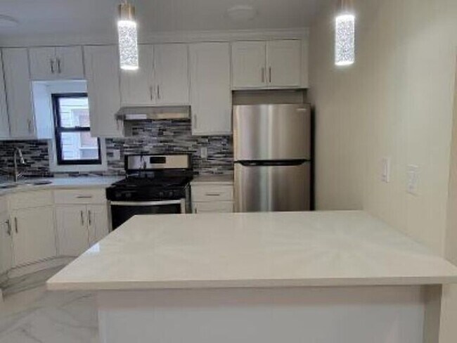 Photo - 312 E 5th St