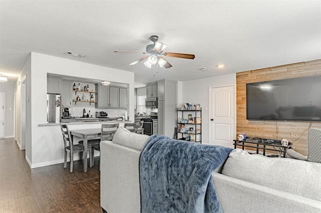 Photo - 213 NW Jayellen Ave