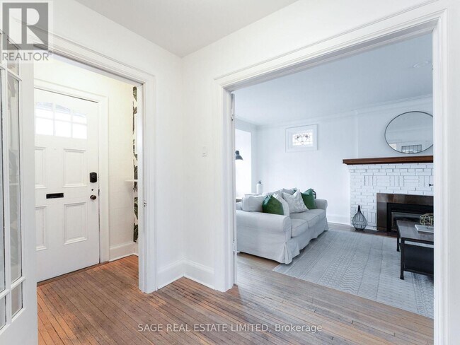 Photo - 252 Glen Manor Dr W